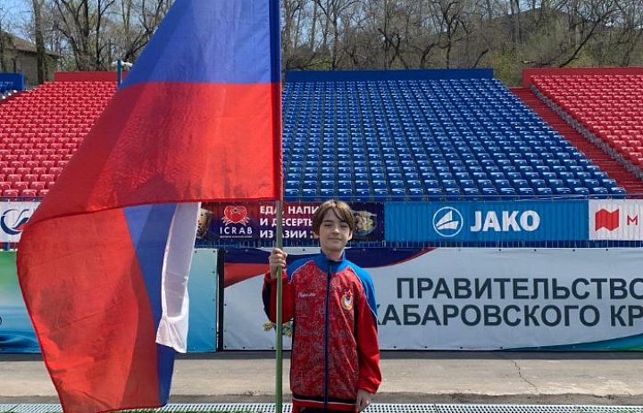 На стадионе имени Ленина г. Хабаровска была развёрнута самая большая копия Знамени Победы 