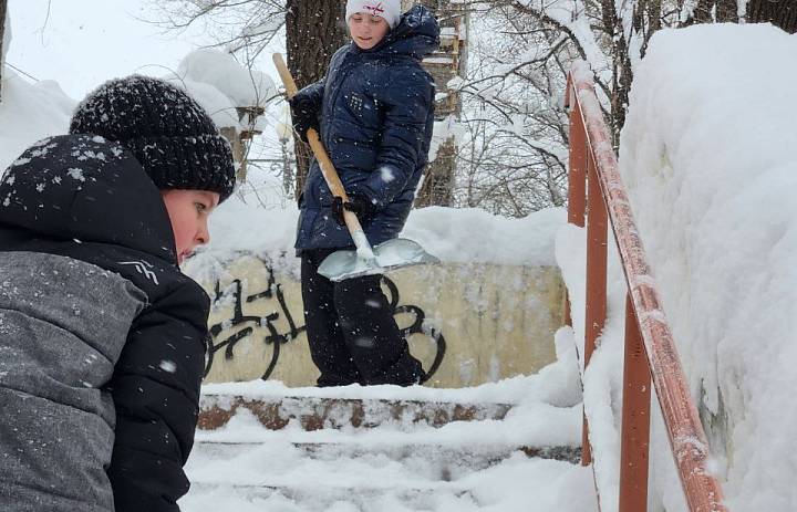 Лицеисты боролись со снегом!